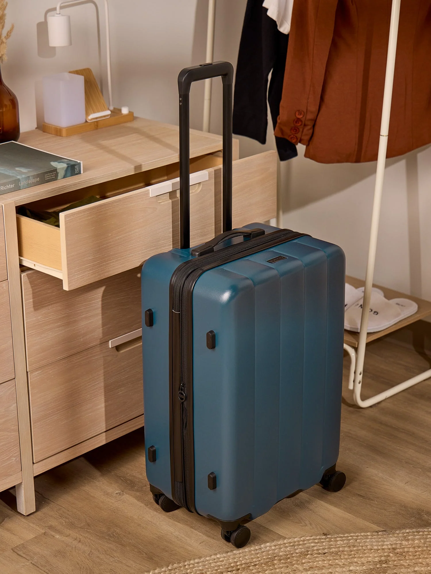 Evry Medium Luggage - Image 27