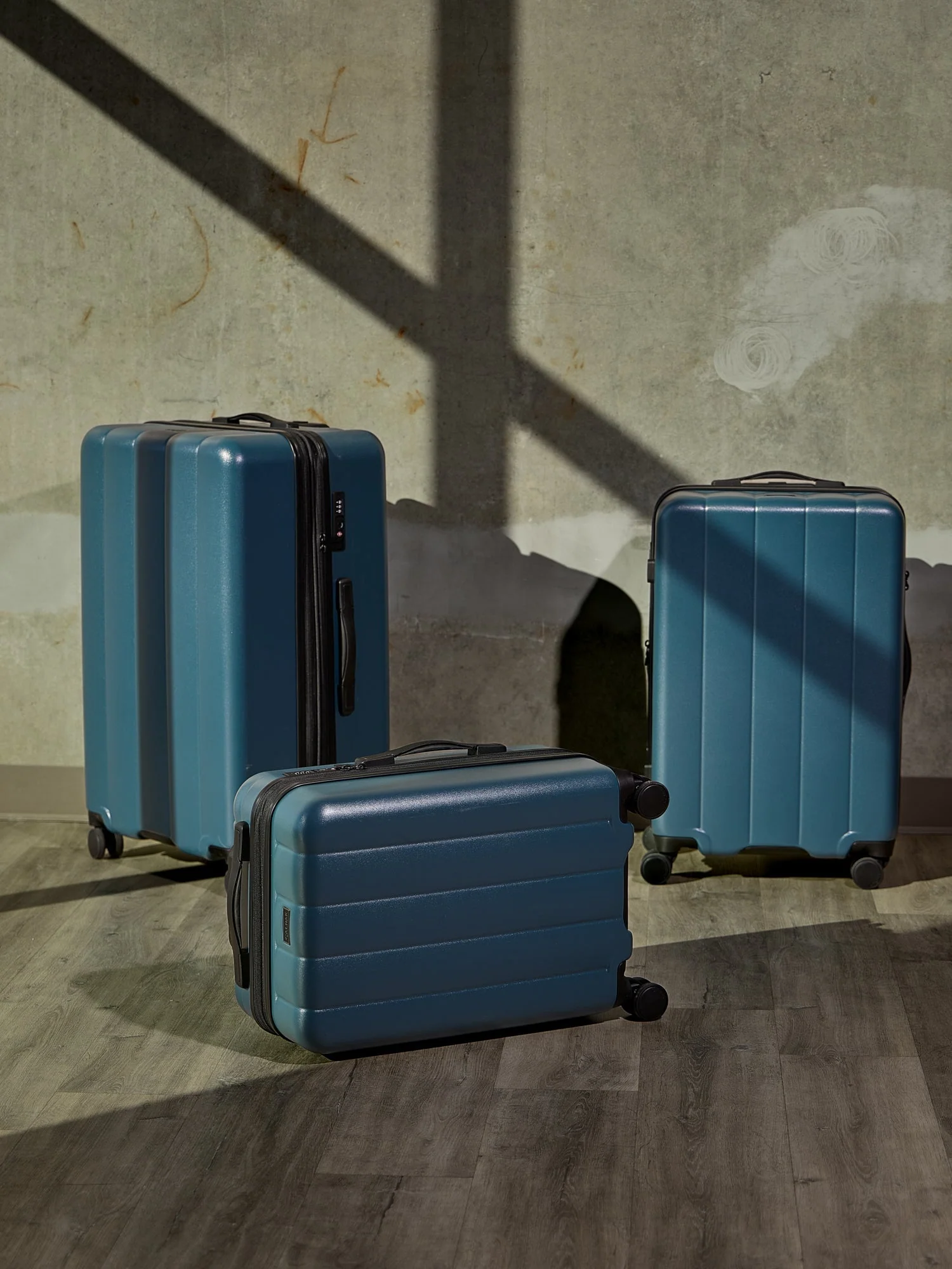 Evry Medium Luggage - Image 29
